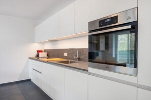 Frigorífico, horno, placa de cocina y lavavajillas