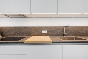 Frigorífico, horno, placa de cocina y lavavajillas