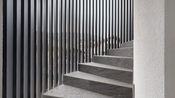A set of grey marble stairs leading up to a landing, surrounded by vertical metal slats. - Apartment 'Talferblick Burg' with Mountain View, Private Terrace and Wi-Fi (Sarentino)