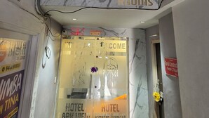 A hotel sign with 'HOTEL PARK VIEW ROOTS' and a 'WELCOME' sign. - Hotal Park View (Ahmedabad)