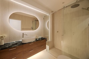 Hair dryer, towels, soap, toilet paper - New 1 Bed, 1 Sofa Bed Unit. Central Location & Close Transport & Tram Line (Kensington)