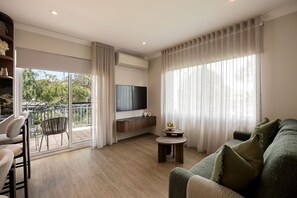 Living area - New 1 Bed, 1 Sofa Bed Unit. Central Location & Close Transport & Tram Line (Kensington)