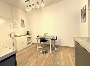 Dining - Vrbo Property (Lyon)