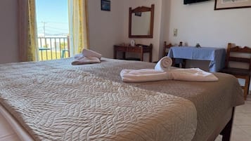 Habitación doble, balcón, vista al mar | Minibar, escritorio, espacio para trabajar con laptop y wifi gratis