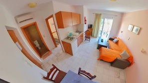 A compact room with a kitchenette, a dining area, and a bed. - Luis Pool (Kos)