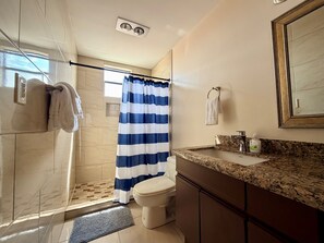 Shower, towels - Vista Verde 249, Cheerful 3BD/2.5BA w/ Balcony! (Brownsville)
