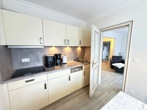 Fridge, stovetop, dishwasher, coffee/tea maker - Vacation apartment Um's Eck in Haus Inselfriede very close to the beach in Westerland (Westerland)