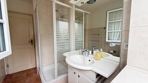 Shower, hair dryer - Vacation apartment Um's Eck in Haus Inselfriede very close to the beach in Westerland (Westerland)