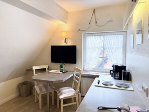 Fridge, stovetop, dishwasher, coffee/tea maker - Vacation apartment Ekke Nekkepen 3 in Haus Inselfriede, close to the beach in Westerland (Westerland)