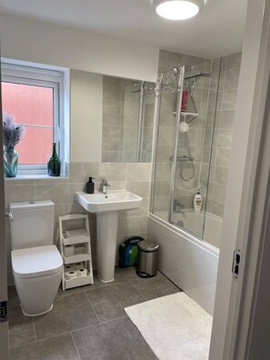 Kamer, 1 slaapkamer, patio | Badkamer