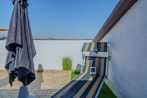 Terrace/patio - UNDER THE STARR ten minutes from the lake cozy attic apartment. (Valeggio sul Mincio)