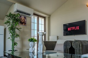 Living area - UNDER THE STARR 10 minutes from the lake cozy attic apartment. (Valeggio sul Mincio)