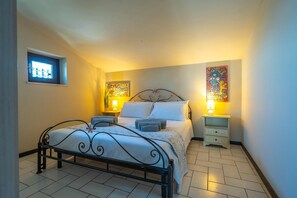 Room - UNDER THE STARR 10 minutes from the lake cozy attic apartment. (Valeggio sul Mincio)