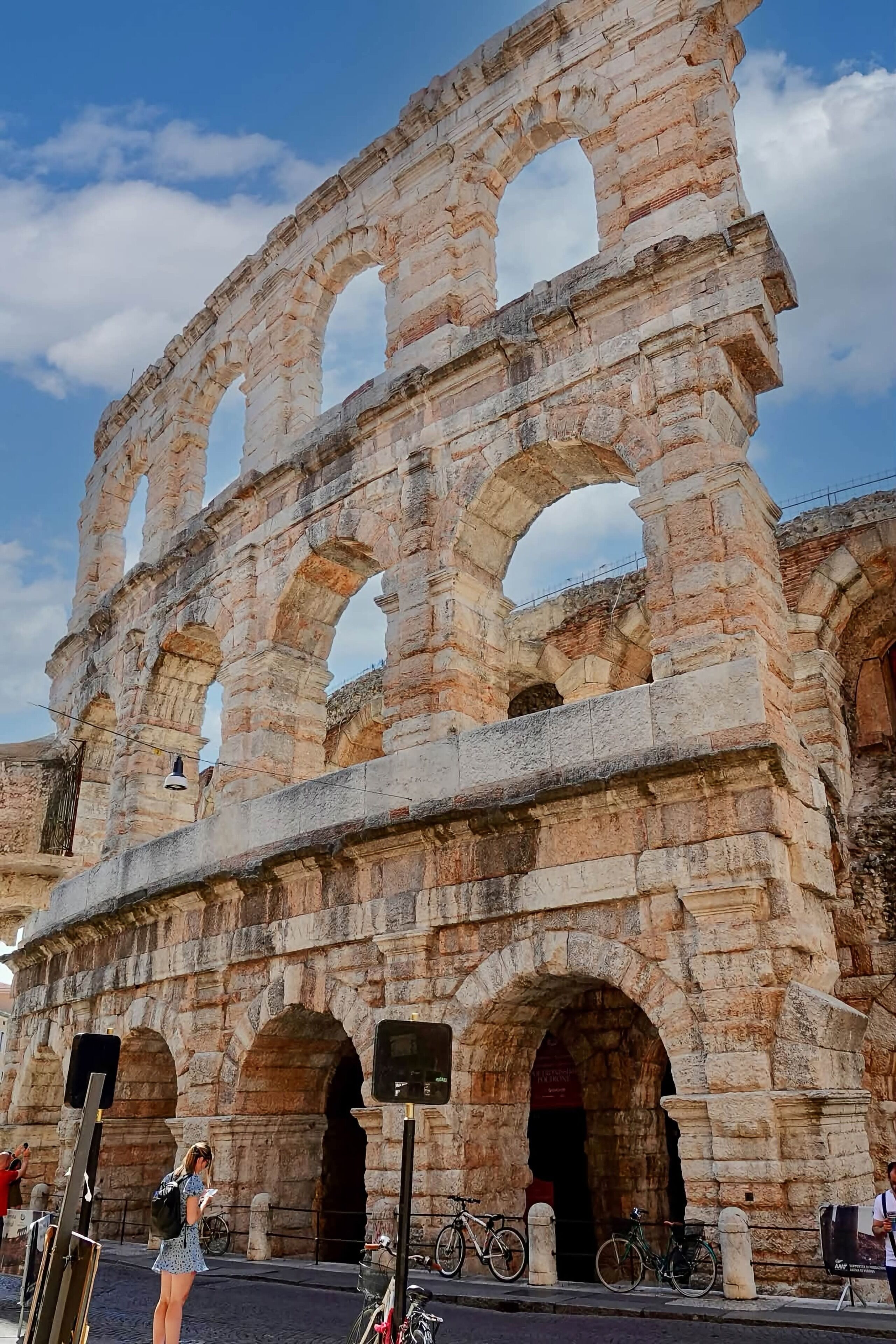 Un ancien amphithéâtre romain doté de nombreuses arcades et dont la structure est en partie intacte.