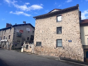 Un bâtiment en pierre avec une enseigne indiquant « Impasso de France » et une autre indiquant « Boulangerie ».