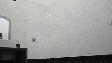 Familienzimmer, Balkon | Badezimmer