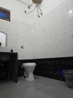 Chambre Familiale, balcon | Salle de bain