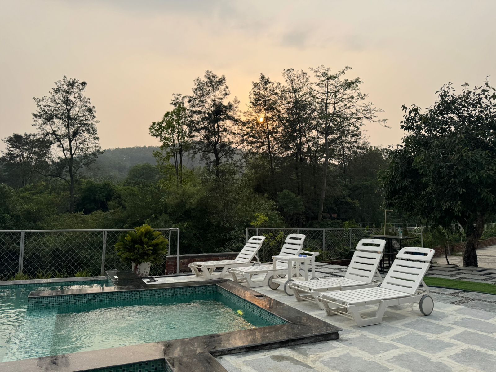 Una piscina al aire libre