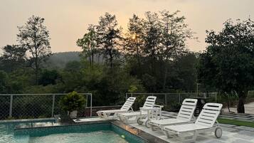 Una piscina al aire libre