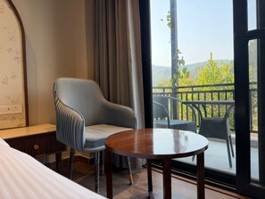 Deluxe Double Room, Garden View | Interior - Saraiville - Boutique Riverside Stay (Dehradun)