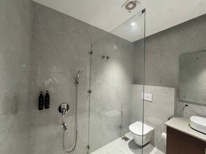 Deluxe Double Room, Garden View | Bathroom - Saraiville - Boutique Riverside Stay (Dehradun)