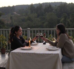 Outdoor dining - Saraiville - Boutique Riverside Stay (Dehradun)