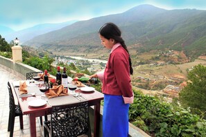 Habitación Deluxe con 1 cama matrimonial o 2 individuales, balcón, vista a la montaña | Restaurante al aire libre