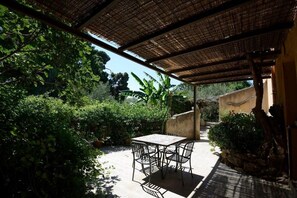 Estudio, vistas al jardín | Restaurante al aire libre