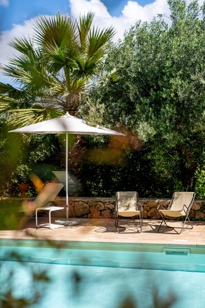 Una piscina al aire libre de temporada