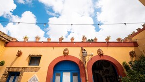 A building with a yellow facade, blue doors, and a red roof. - Agriturismo Duca di Castelmonte (Trapani)
