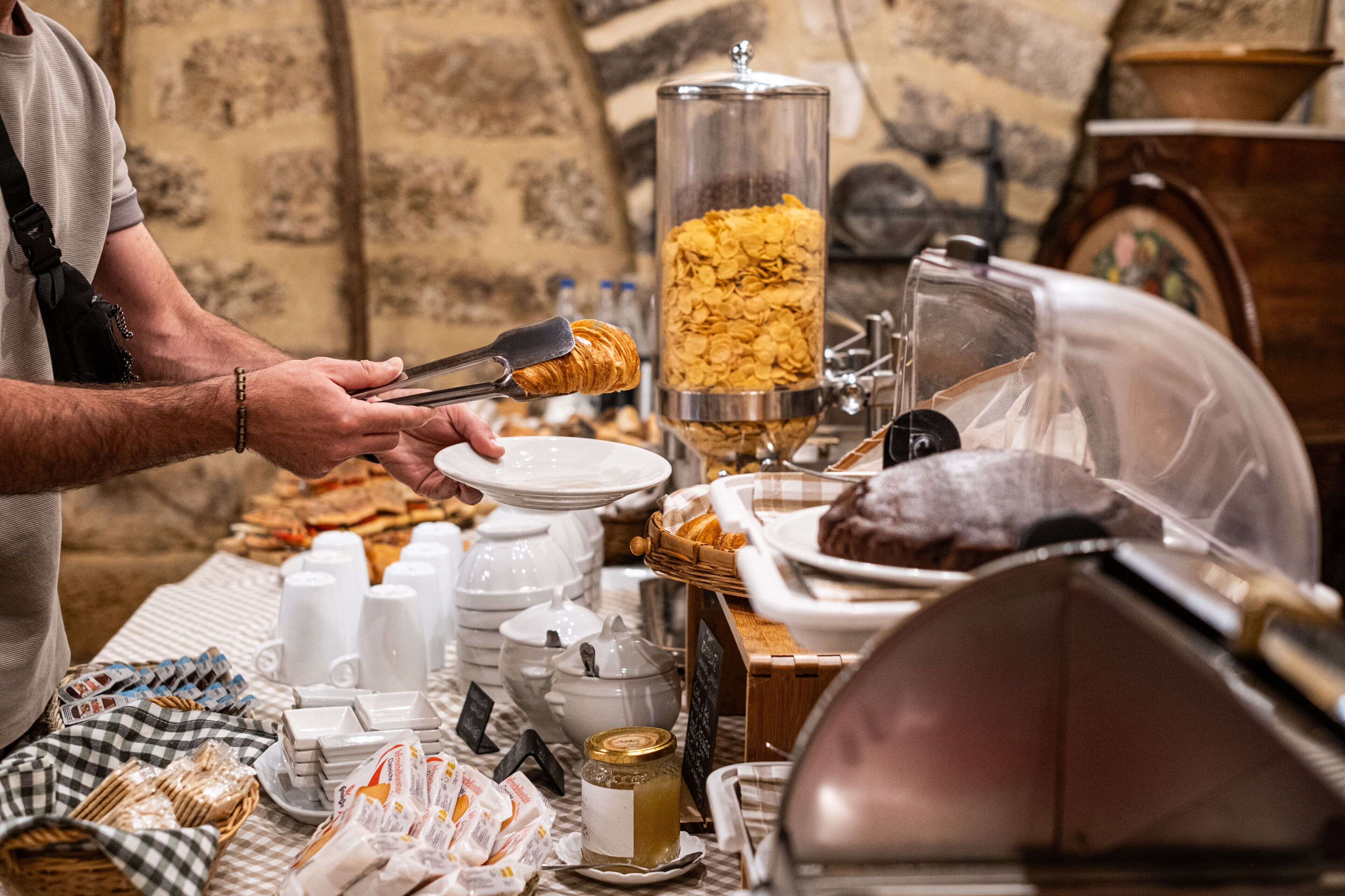 Uma mesa de buffet com diversos alimentos e utensílios.