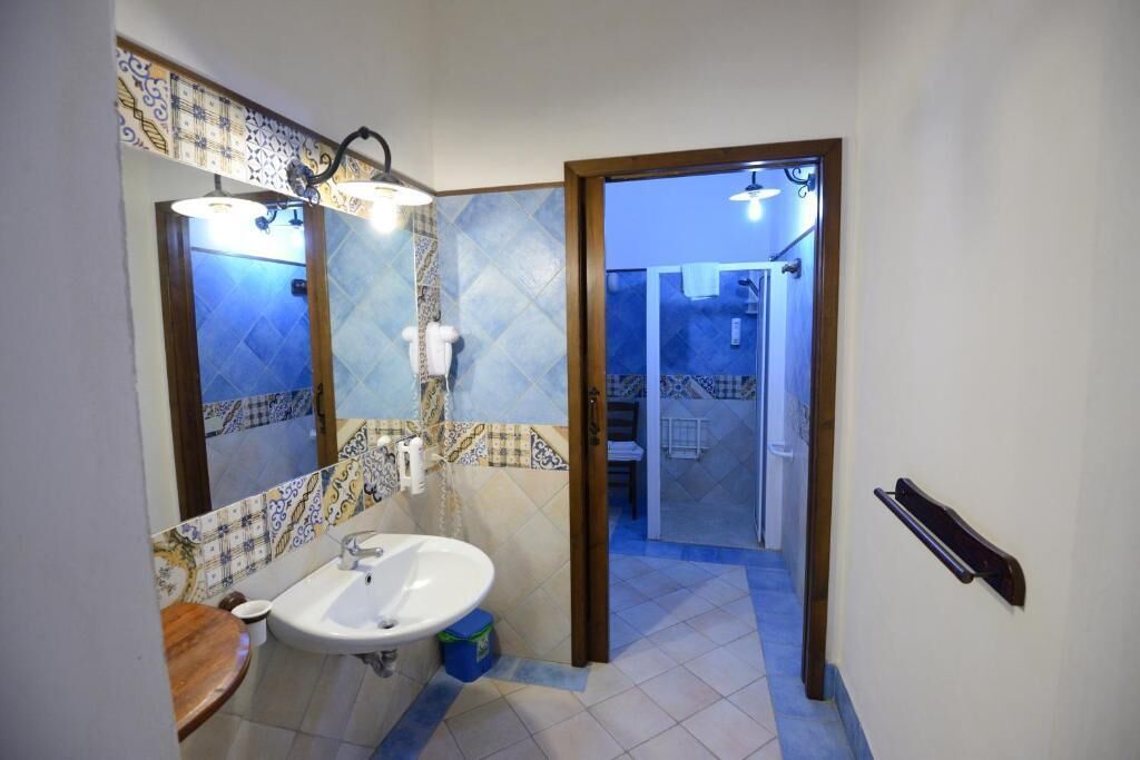 Monolocale con veranda | Bagno | Doccia, asciugacapelli, asciugamani, sapone