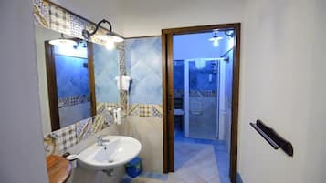 Monolocale con veranda | Bagno | Doccia, asciugacapelli, asciugamani, sapone