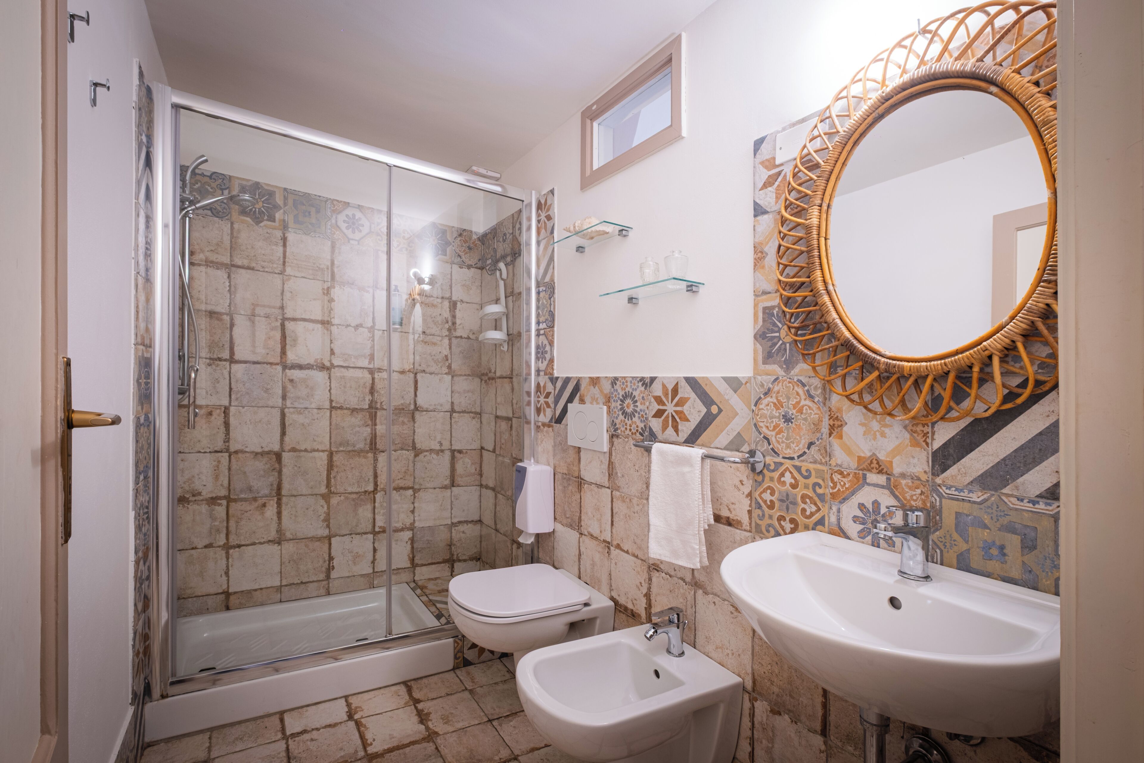 Apartamento, vista para o jardim | Banheiro | Chuveiro, secador de cabelo, bidê, toalhas de banho