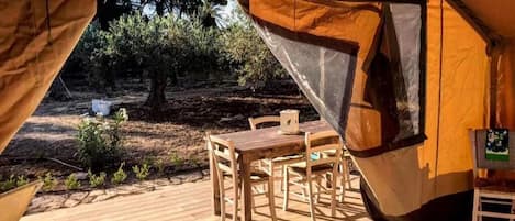 تناول الطعام بالخارج