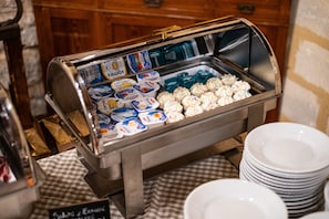 Tägliches Frühstücksbuffet gegen Gebühr