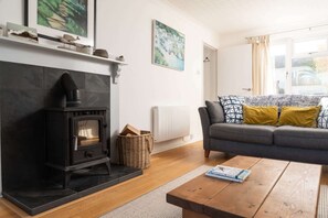 TV, fireplace, offices - Home in Portscatho, Sea Views, Parking & Garden (Portscatho)