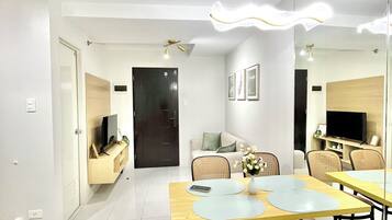 Family Condo, 2 Bedrooms, Kitchen, City View | Dining