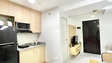 Family Condo, 2 Bedrooms, Kitchen, City View | Private kitchen | Stovetop, cookware/dishes/utensils