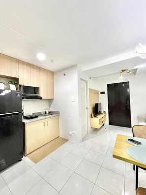 Family Condo, 2 Bedrooms, Kitchen, City View | Private kitchen - Urban Deca Homes Banilad By Gerra (Mandaue)