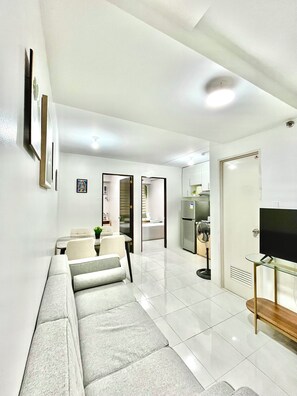 Condo dành cho gia đình, 2 phòng ngủ, được phép mang theo vật nuôi, quang cảnh vườn | Khu phòng khách