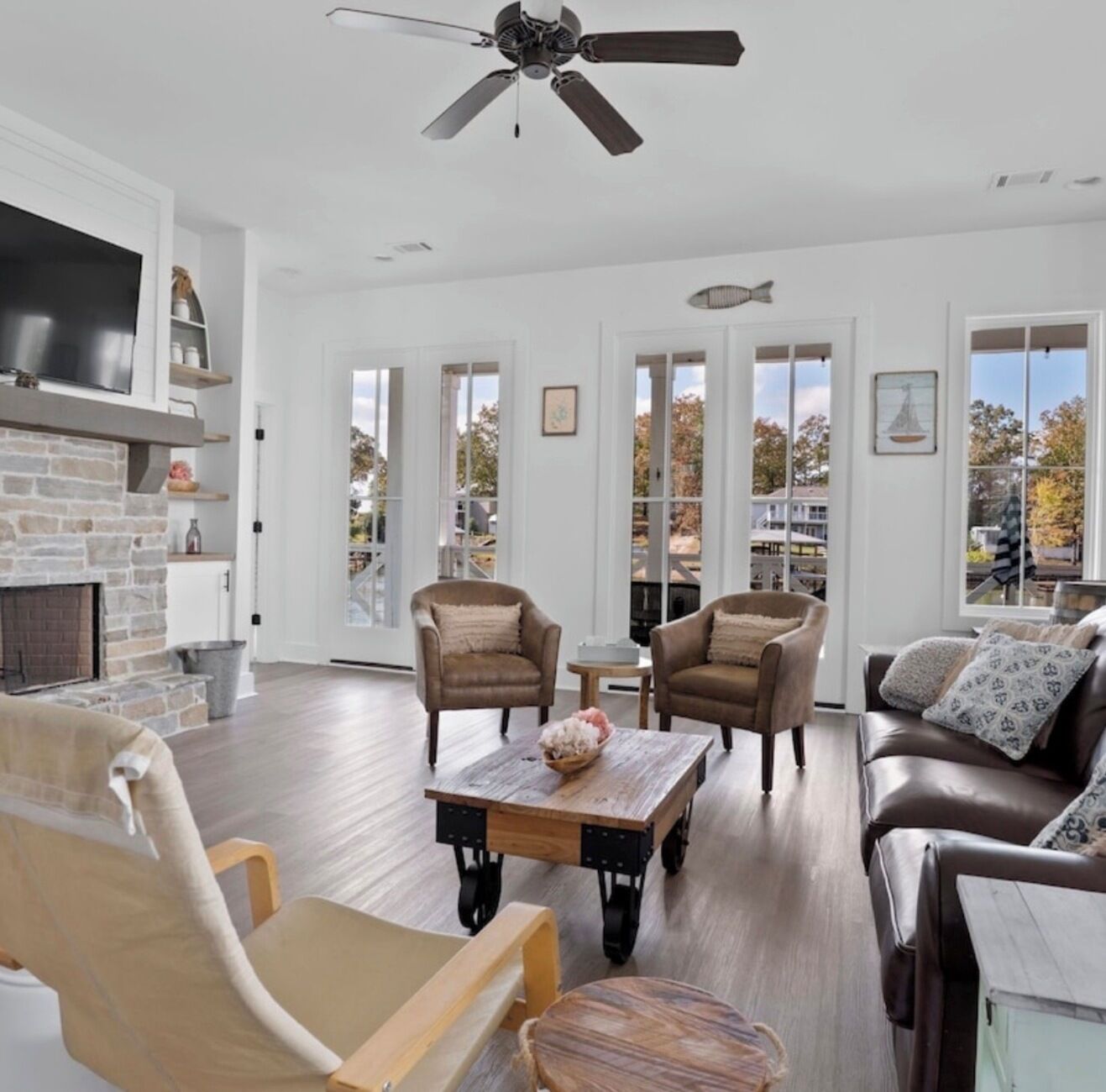 Hus, balkong, utsikt mot innsjø