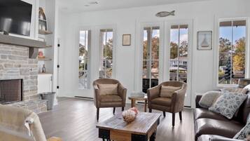 Hus, balkong, utsikt mot innsjø