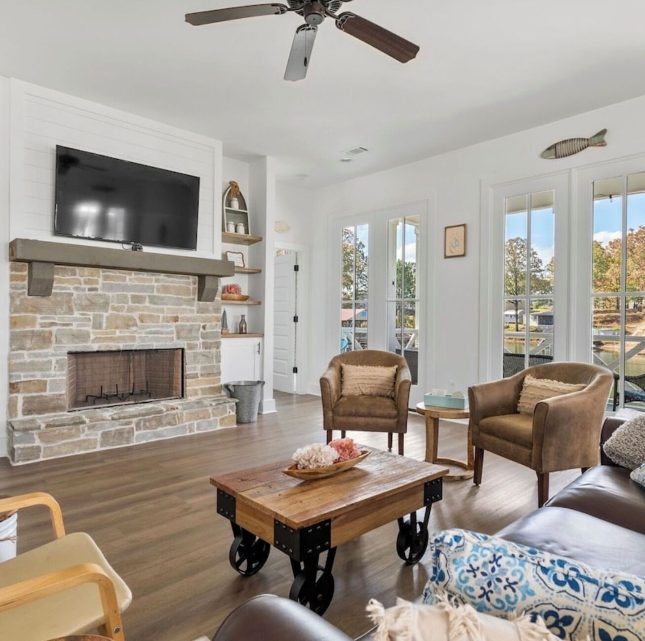 Hus, balkong, utsikt mot innsjø