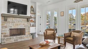 Hus, balkong, utsikt mot innsjø