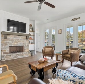 Hus, balkong, utsikt mot innsjø