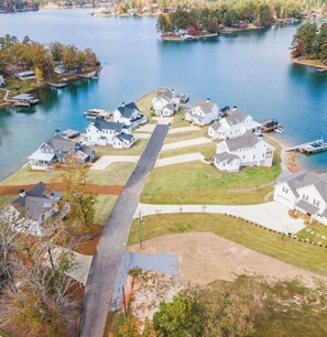 Hus, balkong, utsikt mot innsjø