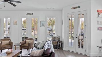 Hus, balkong, utsikt mot innsjø