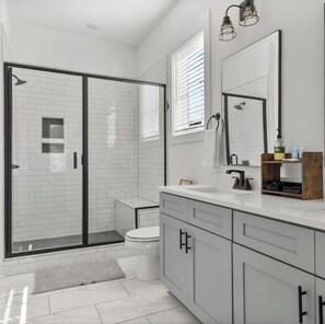 Hus - balkon - søudsigt | Badeværelse