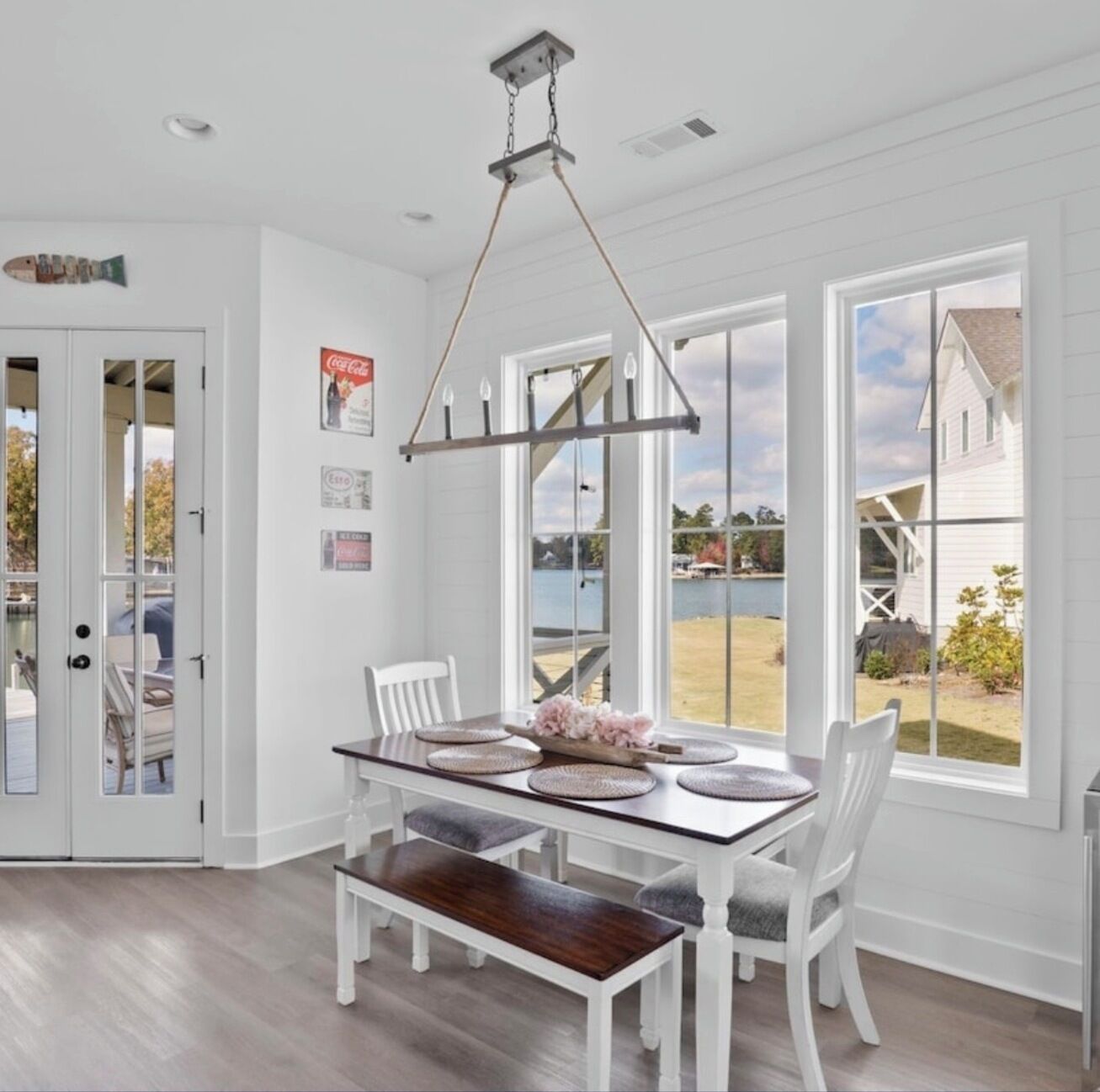 منزل - بشرفة - منظر للبحيرة | تناول الطعام